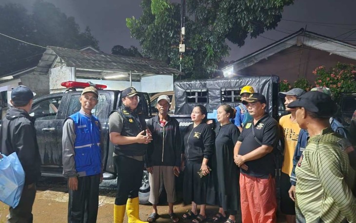 Kemensos saat menyalurkan bantuan di kabupaten Bogor, Senin (3/3)