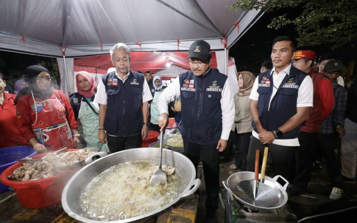 Mensos Saifullah Yusuf menyiapkan makan sahur untuk korban banjir di Kelurahan Jatiasih, Bekasi, Selasa (4/3)