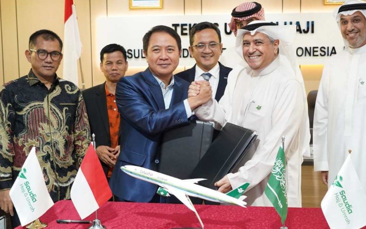 Dirjen PHU Hilman Latief dan General Manager Saudi Arabian Airlines Mr. Amer G Alghamdy di Kantor Urusan Haji Jeddah, Minggu (16/3/2025)