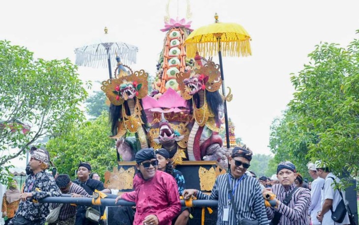 Umat Hindu mengarak ogoh-ogoh di halaman Candi Prambanan, Jumat (28/3/2025)