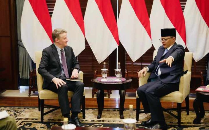 Menlu Sugiono bersama Dubes Roderick Brazier
