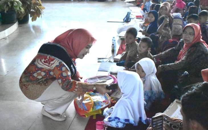 Bunda PAUD Karanganyar, Farida Nurhayati, saat menyambangi sejumlah siswa PAUD peserta Gebyar Membatik Hari Batik Nasional, di Pendopo Rumah Dinas Bupati Karanganyar, Kamis (2/10/2025)
