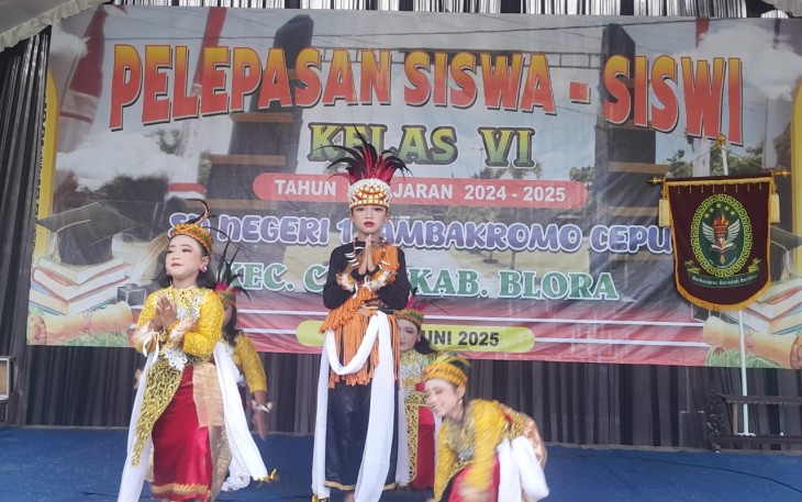 Penampilan seni tari dari siswa-siswi SDN 1 Tambakromo dalam acara pelepasan siswa-siswi kelas V1 tahun ajaran 2024/2025