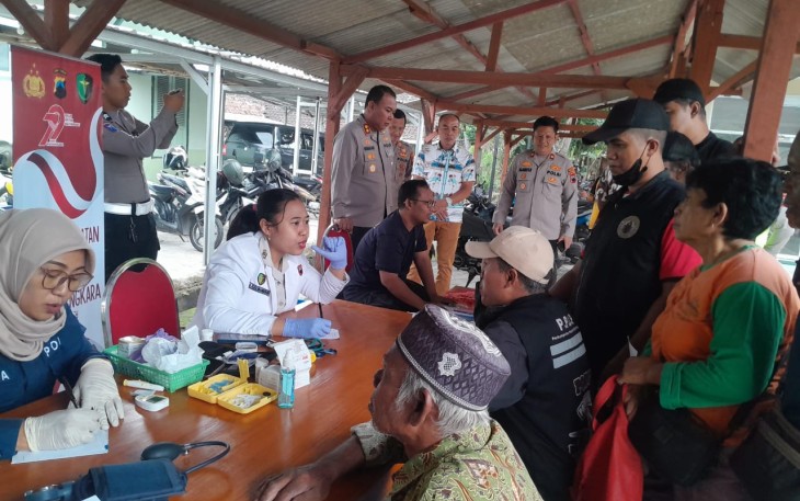 Kapolres Blora AKBP Wawan Andi Susanto memantau langsung kegiatan bakti kesehatan dan Jumat Berkah dalam rangkaian peringatan HUT ke 79 Bhayangkara di Mapolsek Cepu