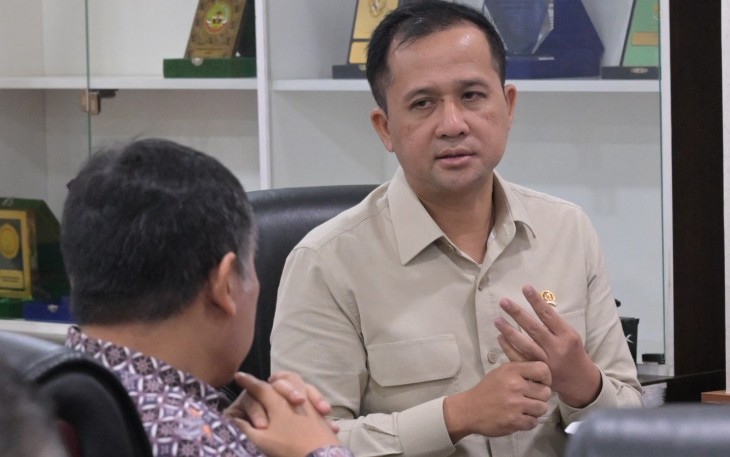 Menteri Transmigrasi M. Iftitah Sulaiman Suryanagara dalam pertemuan dengan Deputi dan Direktur dari Kementerian Perencanaan Pembangunan Nasional/ Badan Perencanaan Pembangunan Nasional (Bappenas) di kantor Menteri Transmigrasi di Kalibata, Jakarta (23/1)