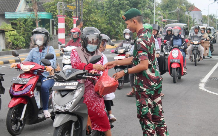 Yonarmed 12/Kostrad Bagikan Bingkisan 