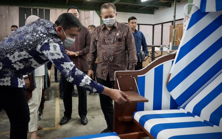 Wakil Menteri Koperasi (Wamenkop) Ferry Juliantono menjajaki kemitraan dengan PT Berdikari Meubel Nusantara (BMN) Living, dalam memajukan industri furnitur nasional, melalui kemitraan strategis dengan koperasi