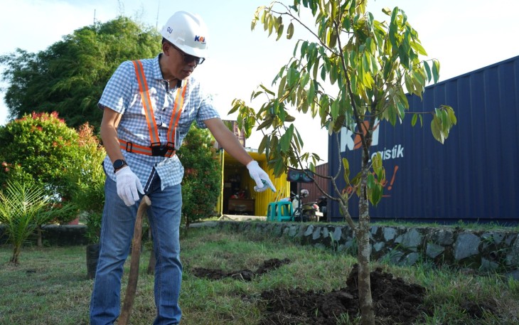 KAI Logistik Tanam 1.200 Pohon