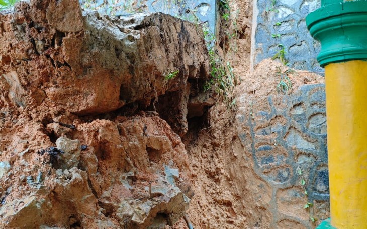 Batu Miring Masjid di Desa Kukup kecamatan Tambelan Roboh