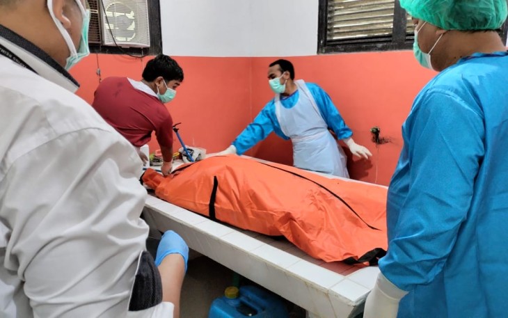 Polsek Pangkalan Banteng jajaran Polres Kotawaringin Barat (Kobar) menyelidiki kematian AFP (29) yang ditemukan tewas dalam keadaan gantung diri di sebuah kandang ayam yang sudah lama tidak digunakan yang terletak di Kebun Kelapa Sawit Desa Karang Mulya, Kec. Pangkalan Banteng, Kab. Kobar