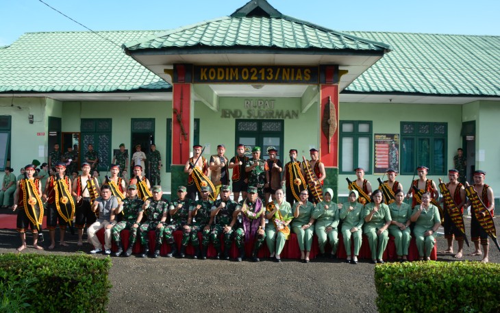 Komandan Korem 023/KS Kolonel Inf Jansen P. Nainggolan. M., Sc. didampingi Ketua Persit KCK Koorcabrem 023 PD I/B Ny. Angel Jansen saat melaksanakan kunjungan kerja ke wilayah Kodim 0213/Nias  yang berada di Pulau Nias Jumat (17/01/2025)