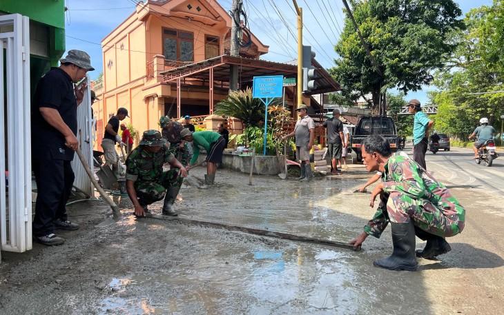 Karya Bakti Pengecoran Jalan 