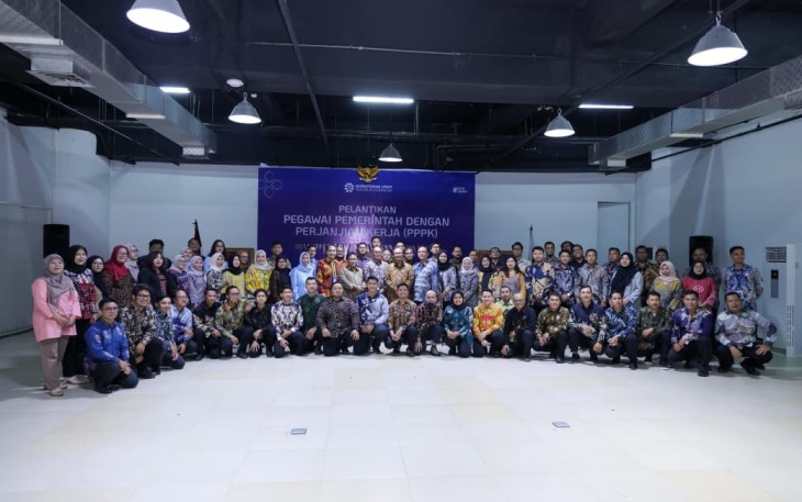Foto bersama 70 PPPK usai pelantikan di Jakarta, Senin (29/9)