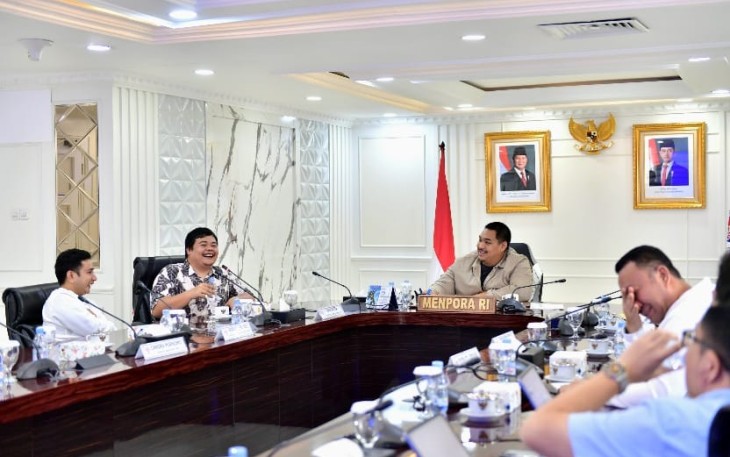 Menpora RI Dito Ariotedjo saat menerima tim Korea-Korea Selecao (KKS) di Kemenpora, Jakarta, Selasa (14/1). Pertemuan ini membahas tentang akselerasi pengembangan talenta muda sepak bola. 