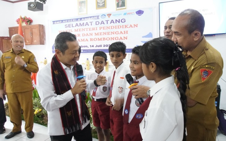 Wakil Menteri Kementerian Pendidikan Dasar dan Menengah (Wamendikdasmen), Fajar Riza Ul Haq berkesempatan mengunjungi SMP Negeri 4 Ambon dan SMA Negeri 1 Ambon, Maluku untuk meninjau Masa Pengenalan Lingkungan Satuan Pendidikan (MPLS) Ramah tahun ajaran 2025/2026 di Kota Ambon pada Senin (14/7)