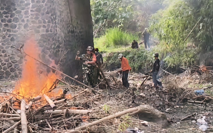 Babinsa dan Warga Dagangan Gelar Karya Bakti Bersihkan Lingkungan Desa