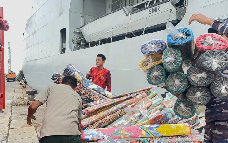 KRI Semarang-594 TNI AL Debarkasi Bantuan Kemanusiaan bagi Korban Terdampak Banjir 