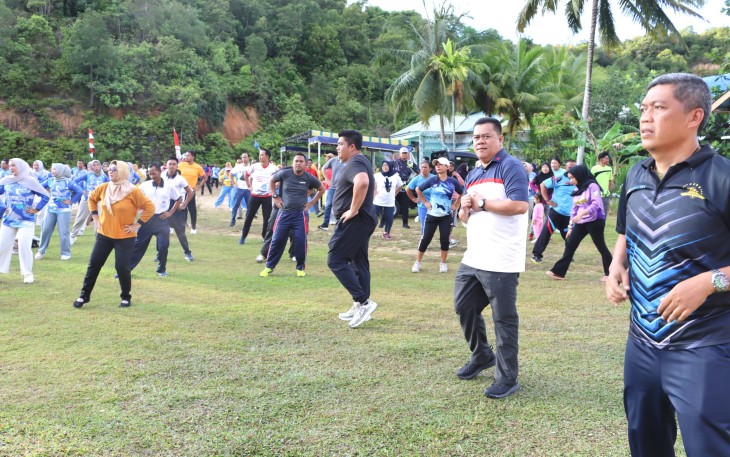 Bersama Masyarakat dan Bupati Senam Sehat di Lapangan Tambelan Bertabur Doorprize