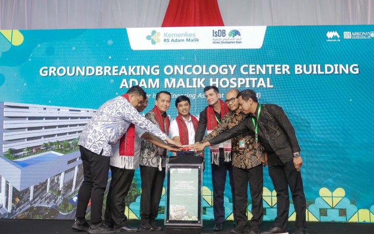 Penekanan tombol sirine tanda dimulainya pembangunan Gedung Pusat Onkologi Terpadu RS Adam Malik
