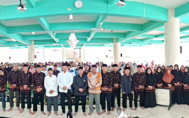 Foto bersama usai acara Pengajian Rutin LDII Makassar