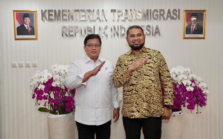 Kedatangan Bupati Halmahera Selatan, Provinsi Maluku Utara, Hasan Ali Bassam Kasuba di Ruang Kerja, Gedung C, Komplek Kantor Kementerian Transmigrasi, Kalibata, Jakarta, disambut dengan hangat oleh Wakil Menteri Transmigrasi Viva Yoga Mauladi, Senin (14/7/2025)