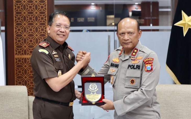 Kapolda Jatim Irjen Pol Nanang Avianto menerima cenderamata Kajati Jatim, Rabu (7/5)
