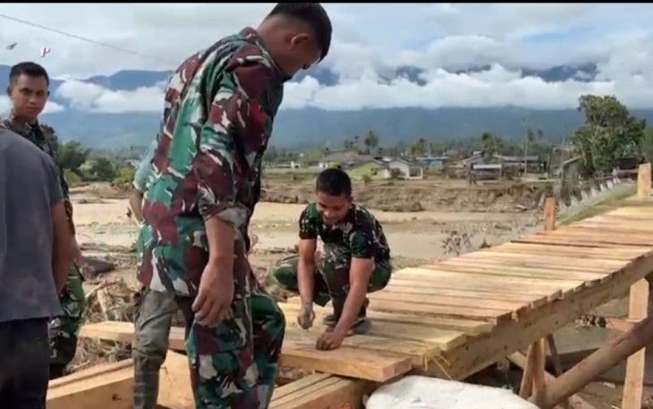 TNI dan Warga Gotong Royong Bangun Jembatan Darurat di Gayo Lues 