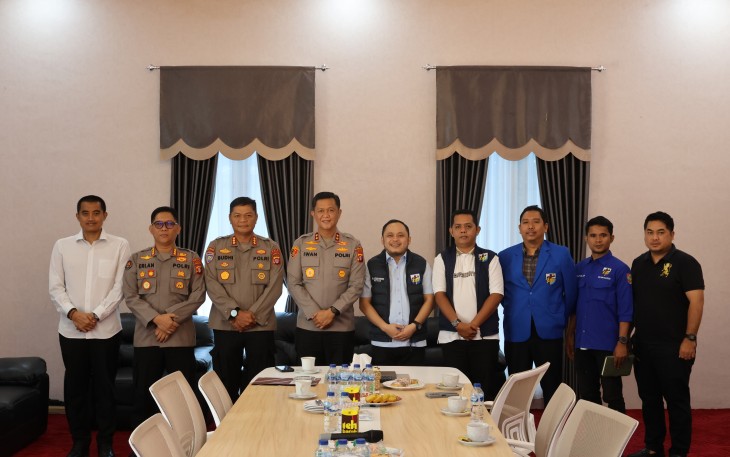 Kapolda Kalimantan Tengah (Kalteng), Irjen Pol Iwan Kurniawan, menerima kunjungan audiensi dari Ketua Komite Nasional Pemuda Indonesia (KNPI) Prov. Kalteng, M.Alfian Mawardi di Rumah Jabatan Kapolda, Senin (30/6/2025)