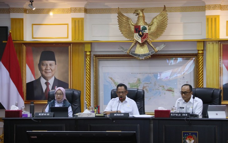 Menteri Dalam Negeri (Mendagri) Muhammad Tito Karnavian  saat Rapat Koordinasi Penataan Tenaga Non ASN di Instansi Pemerintah Daerah secara virtual dari Kantor Pusat Kementerian Dalam Negeri (Kemendagri), Jakarta, Rabu (8/1/2025)