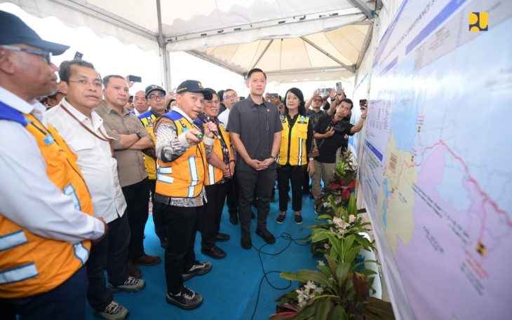Wakil Menteri Pekerjaan Umum Diana Kusumastuti mendampingi Menteri Koordinator Bidang Infrastruktur dan Pembangunan Kewilayahan Agus Harimurti Yudhoyono (Menko AHY) meninjau Bendungan Multifungsi Karian yang berlokasi di Desa Pasir Tanjung, Kecamatan Rangkasbitung, Lebak, Provinsi Banten, Jumat (10/1/2025)