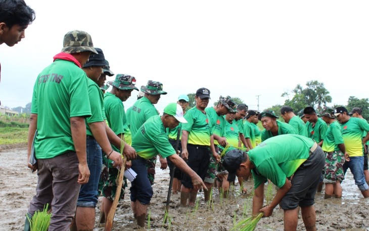  Asisten Teritorial Panglima TNI, Mayjen TNI Novi Helmy Prasetya, S.I.P., M.I.P.,  membuka dan menutup kegiatan Bimbingan Teknis (Bimtek) Ketahanan Pangan Tahun Anggaran 2025 yang berlangsung selama tiga hari, bertempat Yonif 315/Grd dan lahan Polbantan Kementerian Pertanian RI di Caringin, Kabupaten Bogor, Jawa Barat, Kamis (09/01/2024)