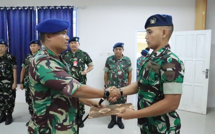 Komandan Wing (Danwing) Udara 5, Kolonel Pnb Hilman. L. P. Ambarita., M.M.S., secara resmi menutup Pendidikan Latihan Kerja (Latker) 1 Tek Turboprop Engine Maintenance Basic Specialty Course (TEMBSC) Angkatan ke-31 Tahun Anggaran 2024, bertempat di Skadron Teknik 044 Lanud Sultan Hasanuddin, Makassar, Senin (13/1/2025)