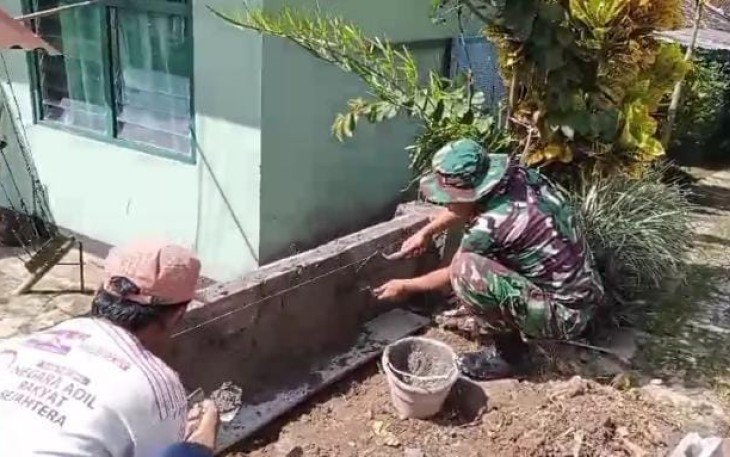Peran Aktif Babinsa Koramil 0801/06 Bandar Serma Eko Hadi melaksanakan Kegiatan karya Bakti gotong royong membantu Warga dalam perbaikan atau rehab sekolah Mts