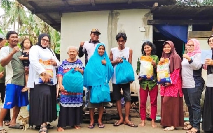 Yayasan Eko Wisata Tunas Harapan Bagikan Sembako Sebagai Bentuk Peduli Terhadap Korban Terdampak Banjir