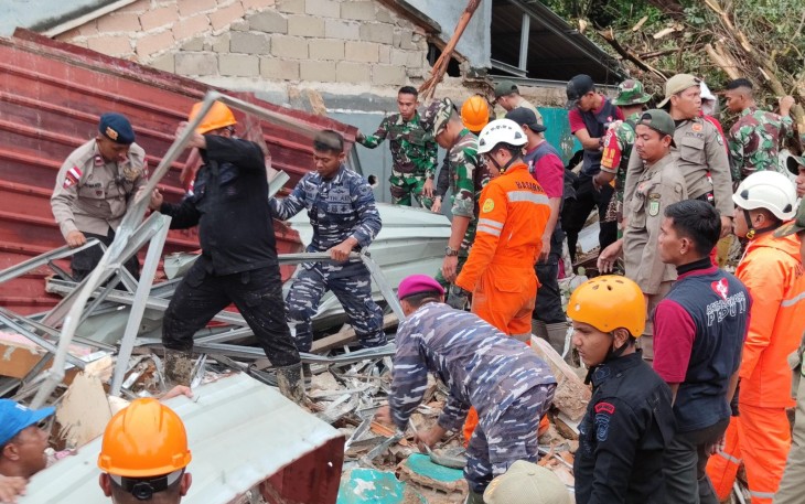 Aksi Cepat Tanggap Prajurit TNI AL Bantu Penanganan Bencana Tanah Longsor di Kota Batam 