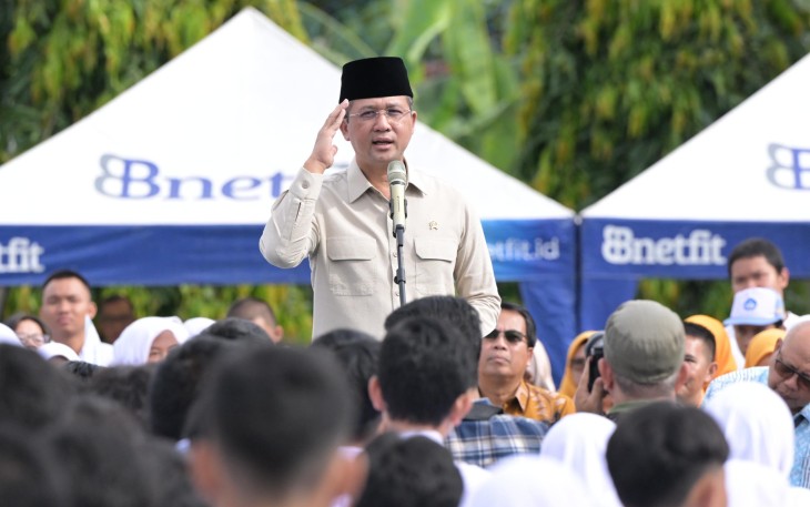 Menteri Transmigrasi M. Iftitah Sulaiman Suryanagara pada lebih dari 200 siswa, guru dan alumni SMA Negeri 2 Bogor, Jawa Barat, Jumat (17/1)