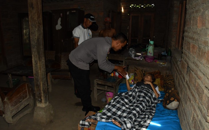 Kisah Inspiratif Aipda Suranto, Bhabinkamtibmas yang Rela Sisihkan Gaji Bulanan Demi Bantu Warga Kurang Mampu  Klikwarta.com, Karanganyar - Sebaik baik manusia adalah yang menjalani hidup untuk memberi manfaat bagi orang lain. Pedoman itulah yang ada dalam diri anggota Polres Karanganyar, Aipda Suranto.  Pria kelahiran Sragen tahun 1984 itu, mulai berdinas di Kepolisian Republik Indonesia (Polri) sejak tahun 2003. Dan pada 2020 hingga sekarang, dia mengemban tugas menjadi Bhabinkamtibmas Polsek Kebakkramat 