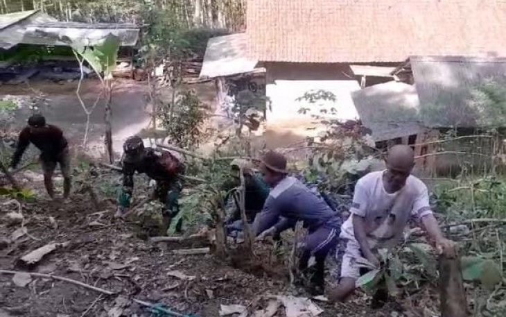 Babinsa Koramil 0801/08 Tulakan Bantu Bangun Talud