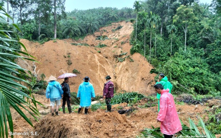 Pencarian korban oleh BPBD, Sapol PP dan polisi pascabencana galodo di salareh aia dan nagari Salareh Aia timur, Kabupaten Agam, Sumbar beberapa waktu lalu.