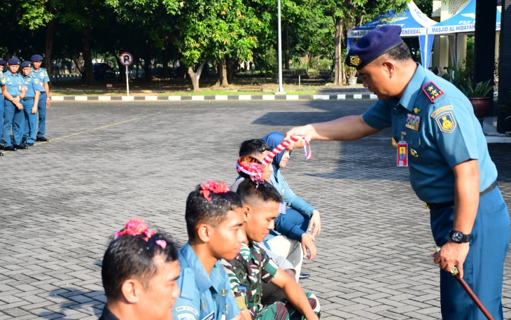 Komandan Pusat Penerbangan Angkatan Laut (Danpuspenerbal), Laksda TNl Bayu Alisyahbana berkesempatan untuk menyapa, mengucapkan dan merayakan momen bahagia ulang tahun prajuritnya usai Apel Pagi di Lapangan Apel Mako Puspenerbal, Juanda, Sidoarjo, Senin (30/6/2025)