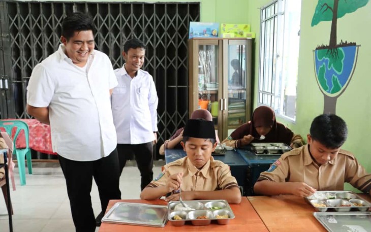 Keseruan Bupati Roby dan Siswa SD 04 Saat Santap MBG