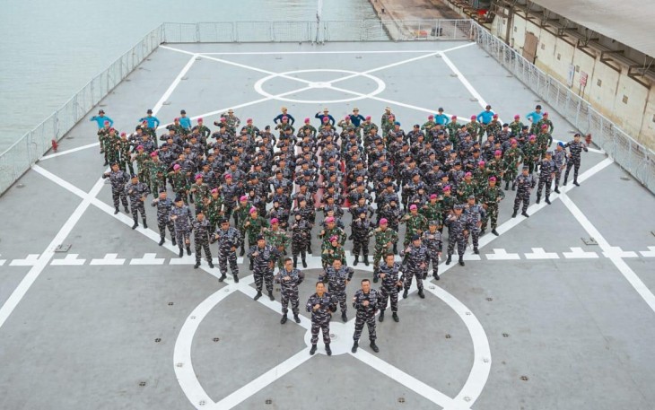 Diatas Dek KRI dr Soeharso-990