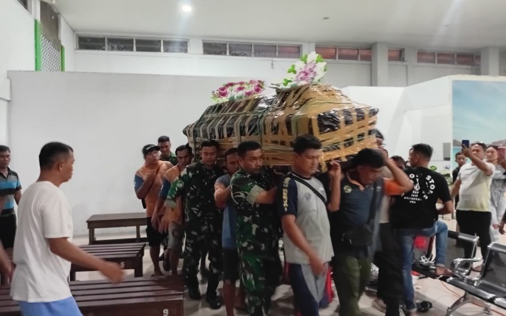 Personil jajaran Kodam XIII Merdeka saat mengawal dan mengantarkan tiga jenazah korban KM Barcelona V