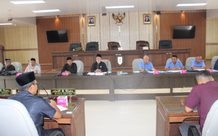 Rapat gabungan dengan Komisi I,II dan III DPRD Kabupaten Pasaman yang berlangsung di ruang sidang DPRD Kabupaten Pasaman.