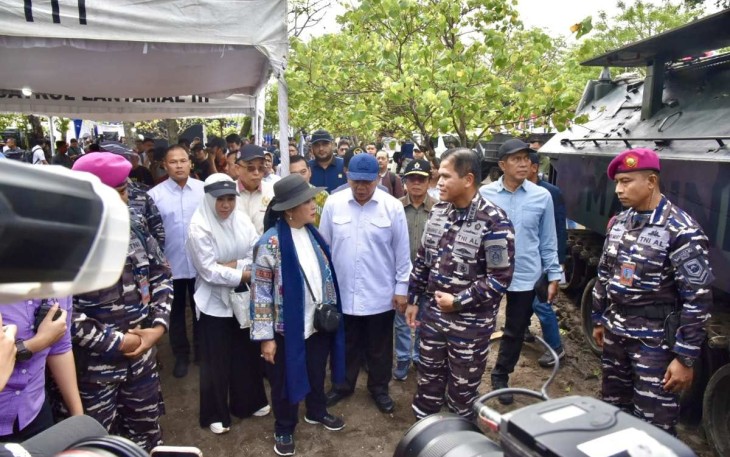 Ketua Komisi IV DPR RI, Siti Hediati Soeharto saat memimpin Kunjungan Kerja Spesifik Komisi IV DPR RI ke lokasi pagar laut di Desa Tanjung Pasir, Kabupaten Tangerang, Banten, Rabu (22/1/2025).