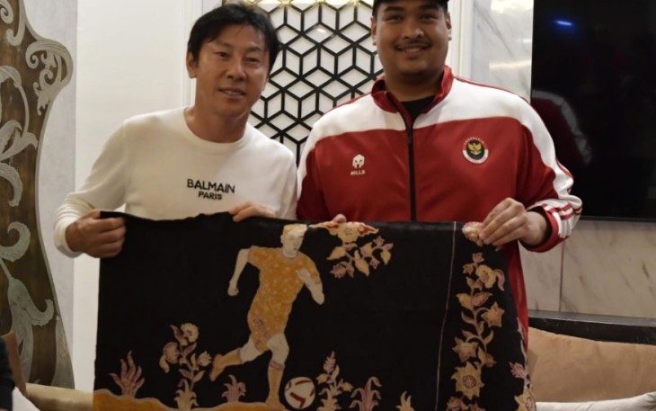 Shin Tae-yong bersama Menpora Dito