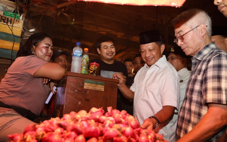 Mendagri Muhammad Tito Karnavian saat meninjau langsung harga komoditas pangan di Pasar Induk Tanah Tinggi, Kota Tangerang, Banten, Jumat (3/1/2025).