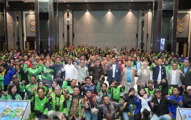 Menaker Yassierli bersama pengemudi dan kurir online di Jakarta 