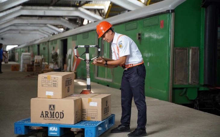 KAI Logistik, anak usaha PT Kereta Api Indonesia (Persero), kian menegaskan komitmen peningkatan layanan khususnya dalam layanan pengiriman retail melalui KALOG Express. Kini, KALOG Express melayani rute Bandung – Surabaya dengan waktu tempuh hanya dalam 24 jam yang sebelumnya dilayani dalam waktu 2-3 hari, melalui pengoperasian KA Parcel Selatan yang dimulai pada hari Rabu (8/1)
