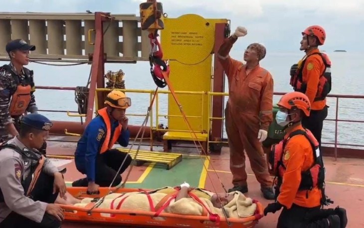  Pangkalan TNI AL (Lanal) Balikpapan bersinergi dengan Basarnas, dan instansi terkait berhasil mengevakuasi seorang kru kapal MV. HL Sines yang sakit saat kapal berlabuh di Pelabuhan Semayang, Balikpapan, Kalimantan Timur, Rabu (08/01)